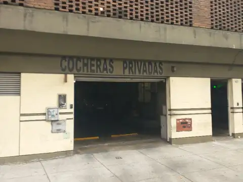 EXCELENTE COCHERA FIJA CUBIERTA