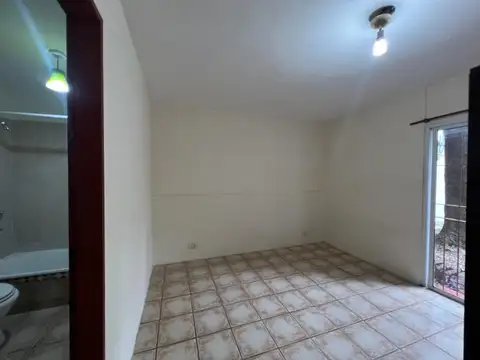 LUMINOSO MONOAMBIENTE CON JARDIN Y GALERIA