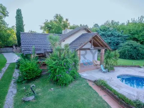 Venta Casa quinta 4 ambientes con galeria, quincho y pileta