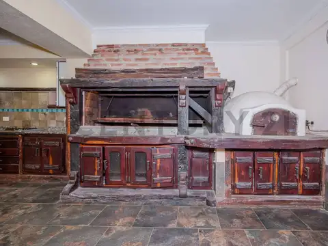 Venta Casa quinta 4 ambientes con galeria, quincho y pileta