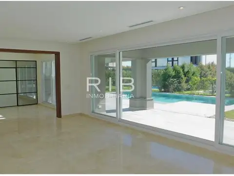 Excelente Propiedad Neoclásica con Renta