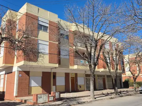 Casa 5 ambientes con 1 baño