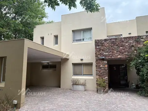 Casa 6 ambientes con 4 baños