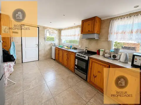 Casa 8 ambientes con 5 baños