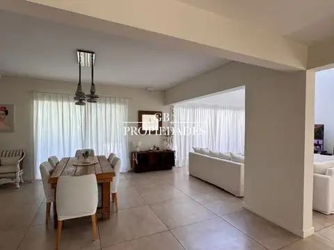 Casa 5 ambientes con 3 baños