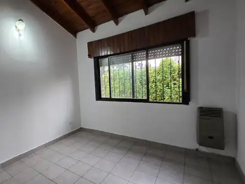 Casa en Alquiler con 3 cocheras