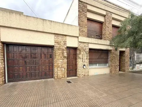 Casa céntrica de 2 dormitorios con patio y terraza. VENADO TUERTO