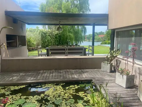 Casa en Alquiler con 1 cochera