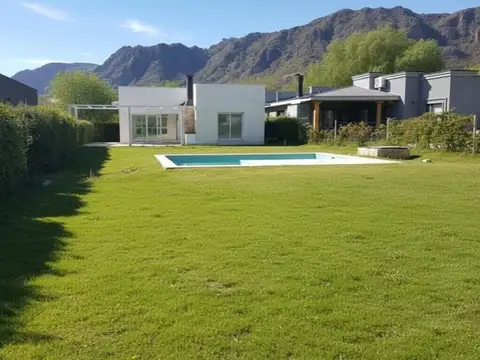 Casa 4 ambientes con 2 baños