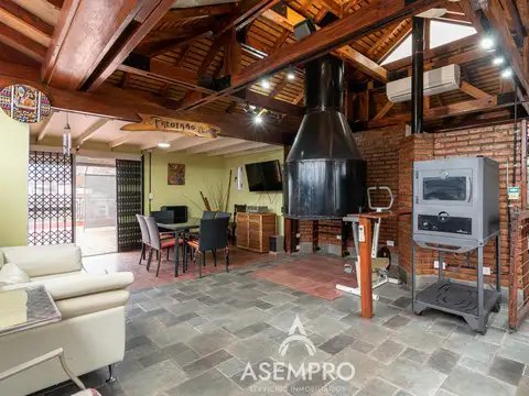 Casa 6 ambientes con 5 baños