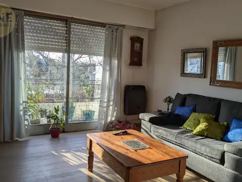 Departamento de 2 dormitorios al frente, con balcón pasante - La Plata