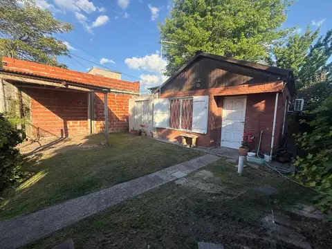CASA EN VENTA EN MATHEU SOBRE ASFALTO GAS NATURAL CON JARDIN ARBOLADO OPORTUNIDAD