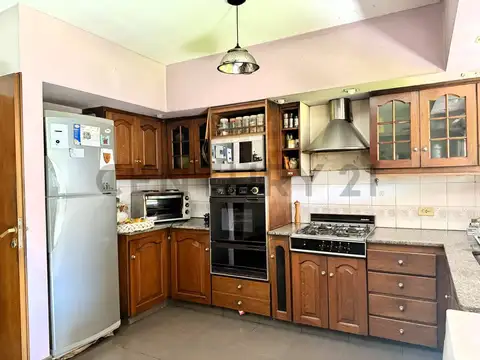 Casa 5 ambientes con 2 baños
