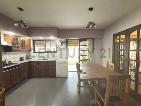 Casa en Venta con 2 cocheras