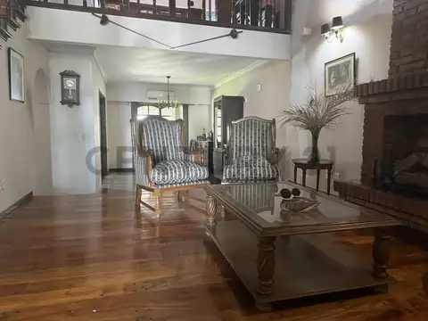 VENTA CASA DE 5 AMBIENTES CASTELAR NORTE APTO CREDITO