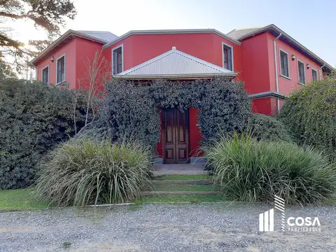 Casa 8 ambientes con 4 baños