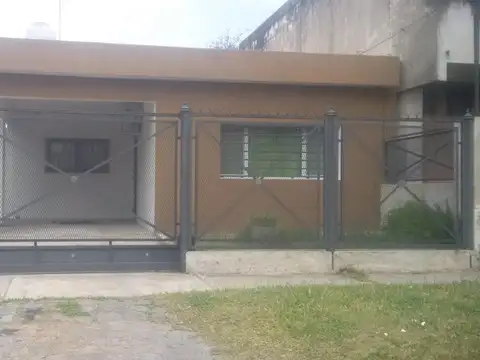 ALQUILER CASA 4 AMB. CON GARAJE Y FONDO 