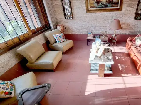 VENTA CASA DE 5 Ambientes con jardín y cochera