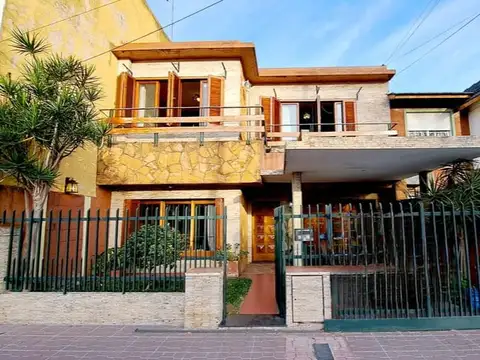 VENTA CASA DE 5 Ambientes con jardín y cochera