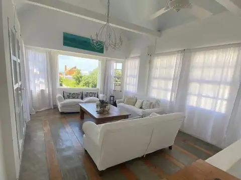 Casa 5 ambientes con 4 baños