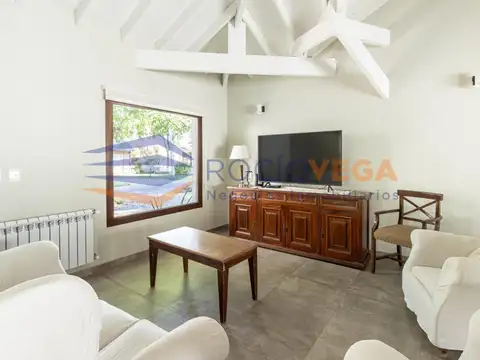 Casa en Venta con 2 cocheras