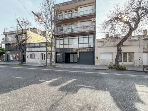 Edificio completo con local comercial y 2 unidades de departamentos