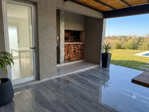 Casa en Alquiler con 4 cocheras