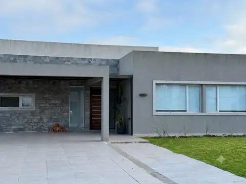 Casa 4 ambientes con 4 baños