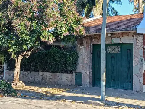 VENTA CASA 4 AMBIENTES LOMAS DEL MIRADOR