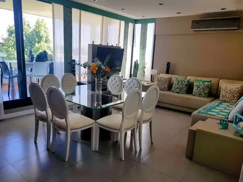 Pasionaria Martinez  4 ambientes , 3 dormitorios , suite , dependencia completa , cochera doble , baulera,4 baños IMPECABLE !!!!!