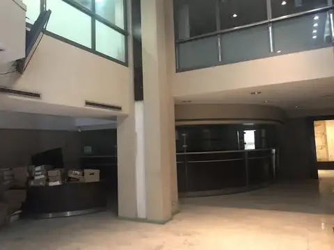 Local a la calle con oficinas, ideal institución financiera, en alquiler o venta