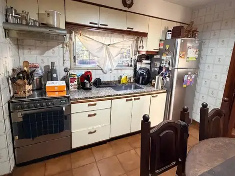 Casa 4 ambientes con 2 baños