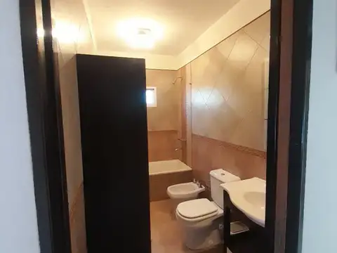 Casa 8 ambientes con 3 baños