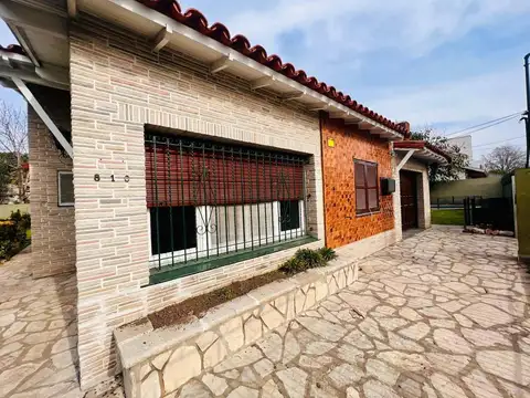 Casa 4 ambientes con 2 baños