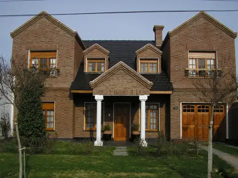 Casa En Venta En Coronel Suárez Con Jardín Y Cochera