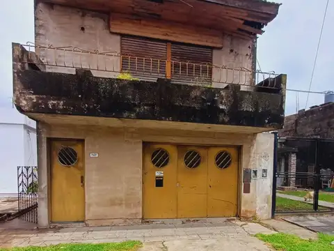 Casa 8 ambientes con 2 baños