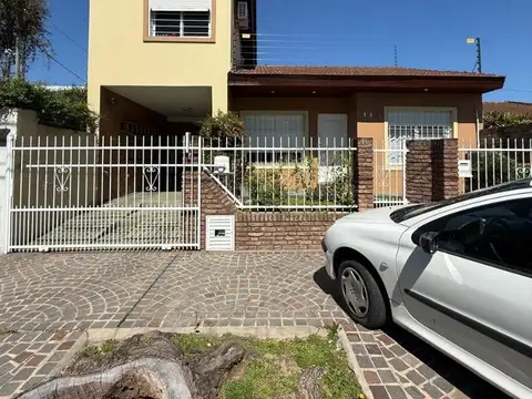 CASA 5 AMB COCHERA PILETA Y QUINCHO