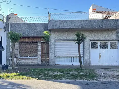 Casa en venta, 2 dormi, 6 ambientes, garaje, local, patio, parque, terraza, Berazategui oeste.