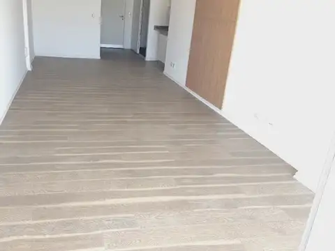 PISO ALTO. BALCÓN. LUMINOSO.Piso de Madera. DIVISIBLE. AMENITIES
