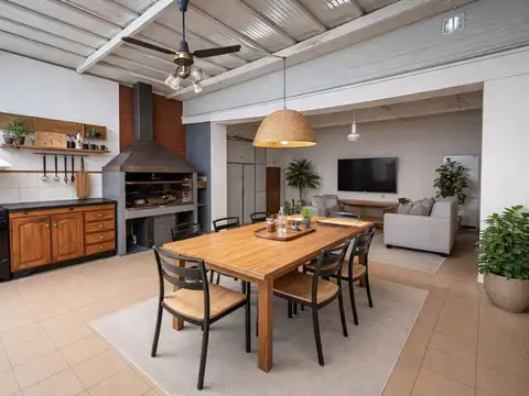 Casa en venta 4 ambientes con patio y terraza -
