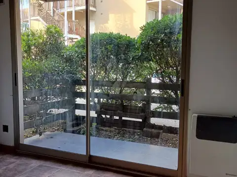 Espectacular monoambiente, planta baja con jardin.