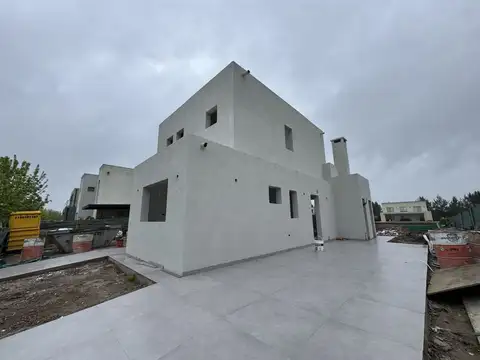 Casa 5 ambientes con 4 baños