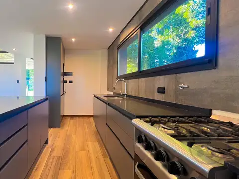 Casa 4 ambientes con 3 baños