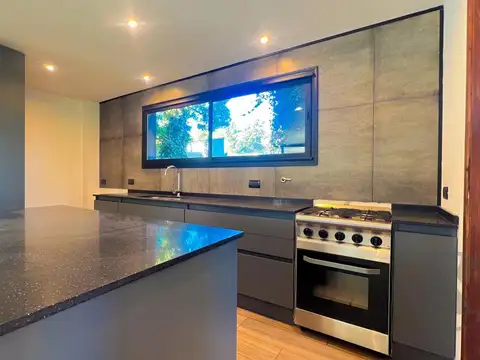 Casa 4 ambientes con 3 baños