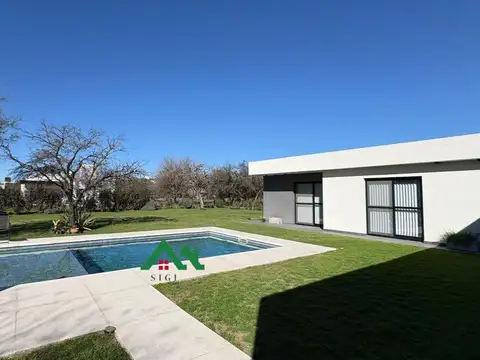 Casa en venta  de 3 dormitorios en Valle del Golf con Pileta y Quincho