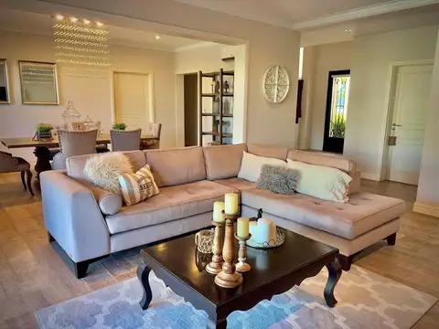 Casa en Venta con 3 cocheras