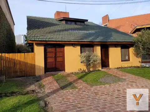 Casa en venta - 4 Dormitorios 3 Baños - Cochera - 244Mts2 - Bella Vista