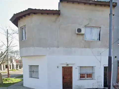 Casa 3 Ambientes con patio en Lanús Oeste!