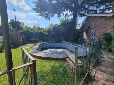 HAUSER VENDE CASA EN ACC. ESTE Y ESTRADA