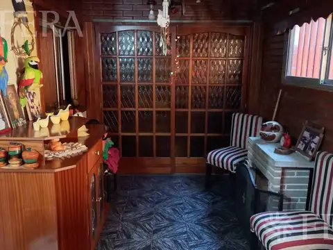 Venta de Chalet 3 ambientes en  Wilde con jardin, pileta y local